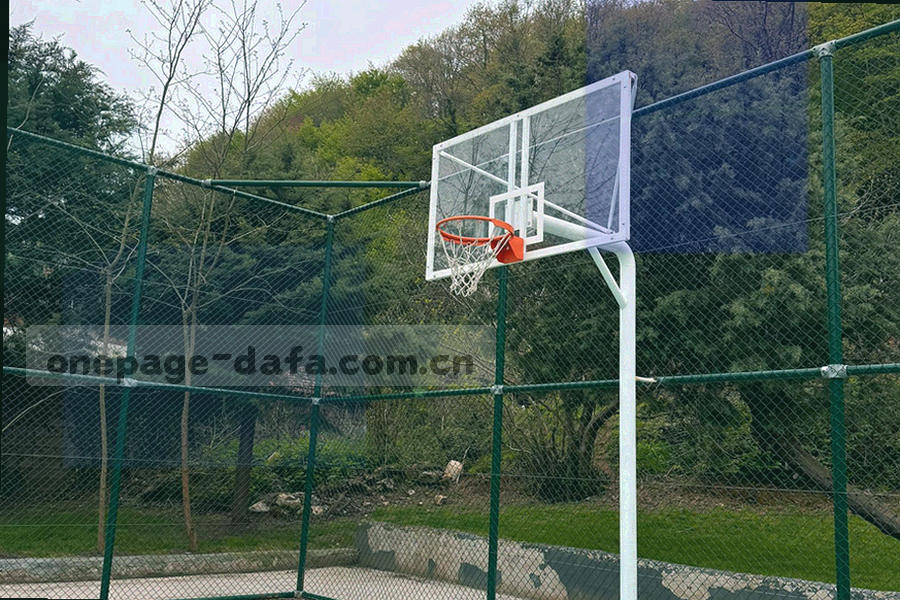 桌面上摆放的常用工具与配件俯拍特写，冷蓝底色带暖色点缀